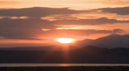 Ocaso del Maca Tobiano (Sundown for the Hooded Grebe)